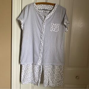 Womens Short Sleeve Capri Pajamas Set XL Honeybee Gray White Striped Cottage